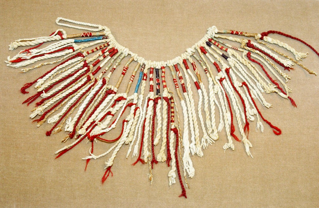 Quelle information renferment les motifs colorés de cet ancien khipu, daté entre 700 et 900 apr. J.-C. ?American Museum of Natural History − Gary Urton