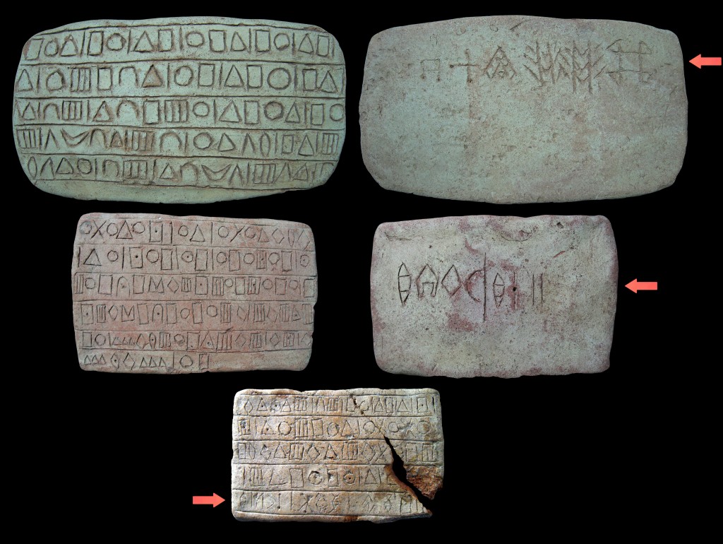 Les trois tablettes de Konar Sandal. L’essentiel de l’écriture est inconnu − exceptées de brèves inscriptions en une écriture connue, l’élamite linéaire, indiquée par des flèches rouges − François Desset d’après Madjidzadeh 2012