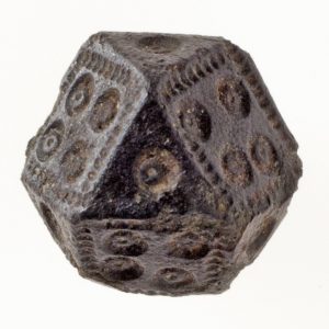 Un des poids utilisé par les Vikings pour peser l’argent en Angleterre− Jane Kershaw.