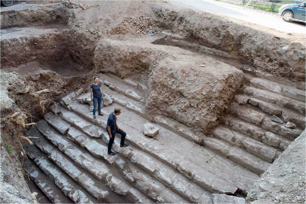 L’escalier découvert lors des fouilles de 2016 − Çukurbağ Archaeological Project.